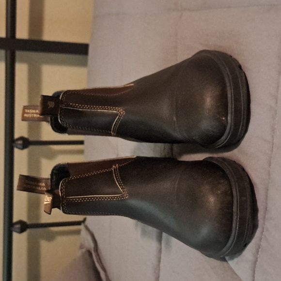 Blundstone Shoes - Blundstone boots in stout brown smooth leather, size 10 (AU size 7)